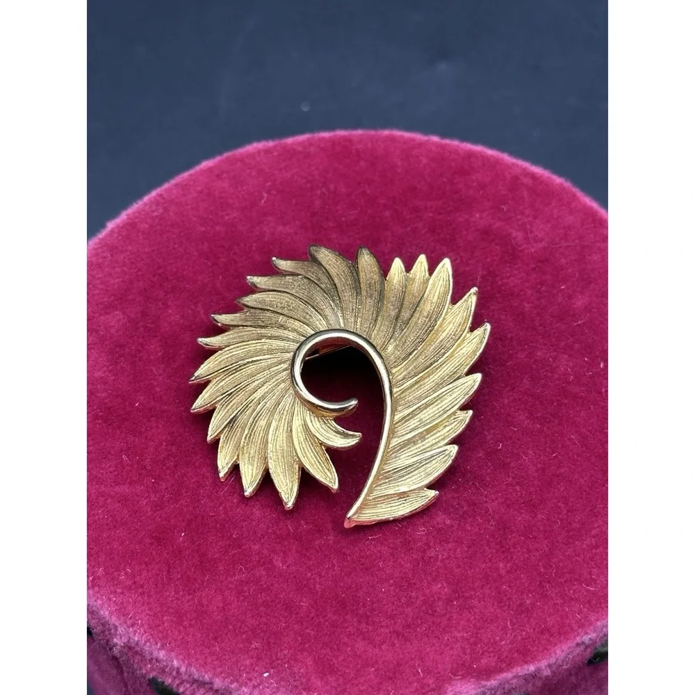 Vintage Gold Tone‎ Textured Swirl Leaf Brooch